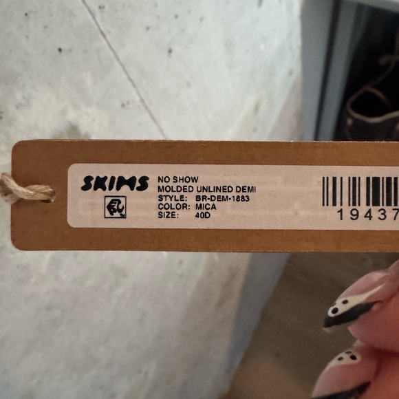 SKIMS no show molded underline demi - Picture 5 of 5